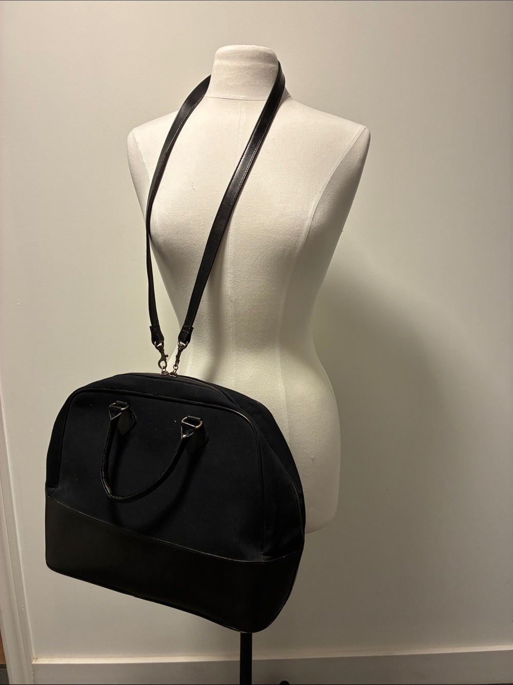 Versatile Black Women’s Travel Tote with Detachable Strap